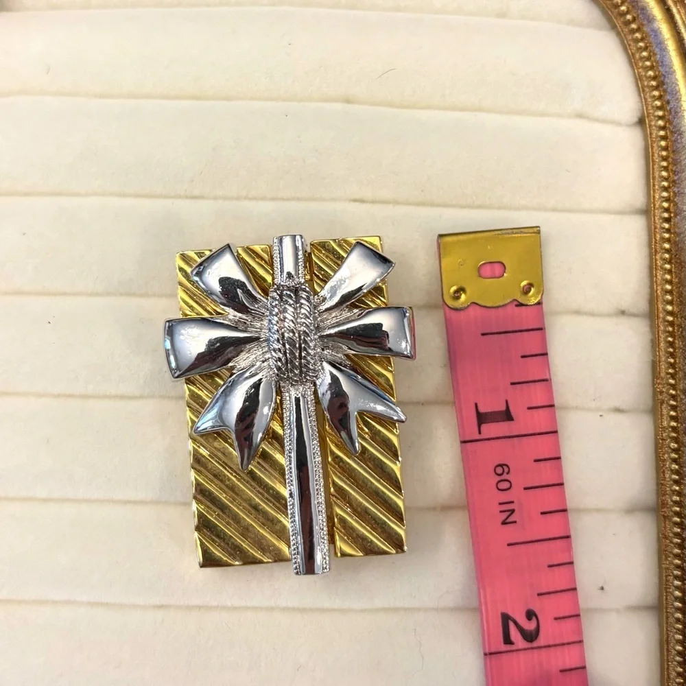 Vintage Premier Design Brooch‎ Pin Christmas Present Silver & Gold Tone Pendant
